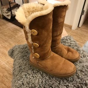UGG  Big button tan boots